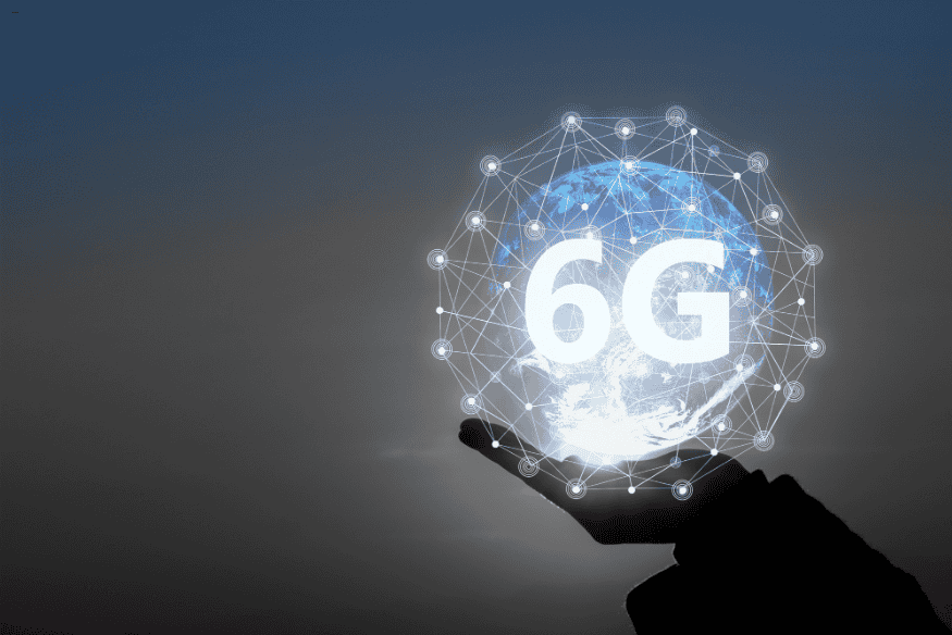 Mão segurando globo conectado com redes digitais e destaque para o 6G