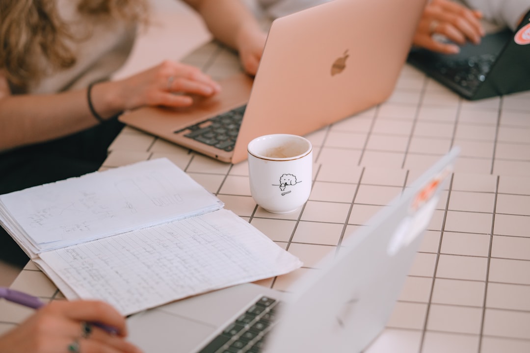 Equipe de marketing digital analisando resultados em tela
