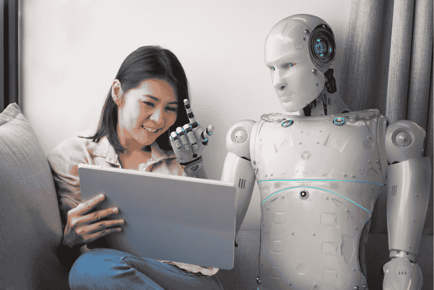 Mulher interagindo com robô enquanto observa um tablet, simbolizando colaboração entre humanos e inteligência artificial.