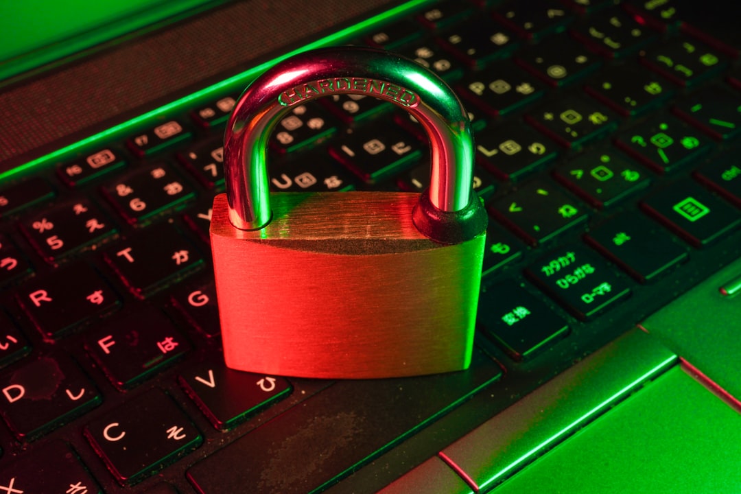 Escudo de proteção digital representando segurança cibernética