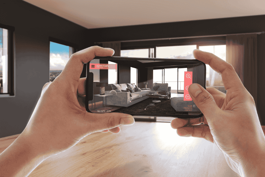 Pessoa usando celular para visualizar ambiente com realidade aumentada em tempo real